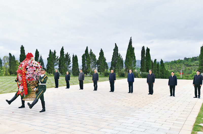 2021年4月25日至27日，中共中央總書記、國家主席、中央軍委主席習(xí)近平在廣西考察。這是25日上午，習(xí)近平在位于桂林市全州縣的紅軍長征湘江戰(zhàn)役紀(jì)念園，向湘江戰(zhàn)役紅軍烈士敬獻(xiàn)花籃。 新華社記者 謝環(huán)馳/攝