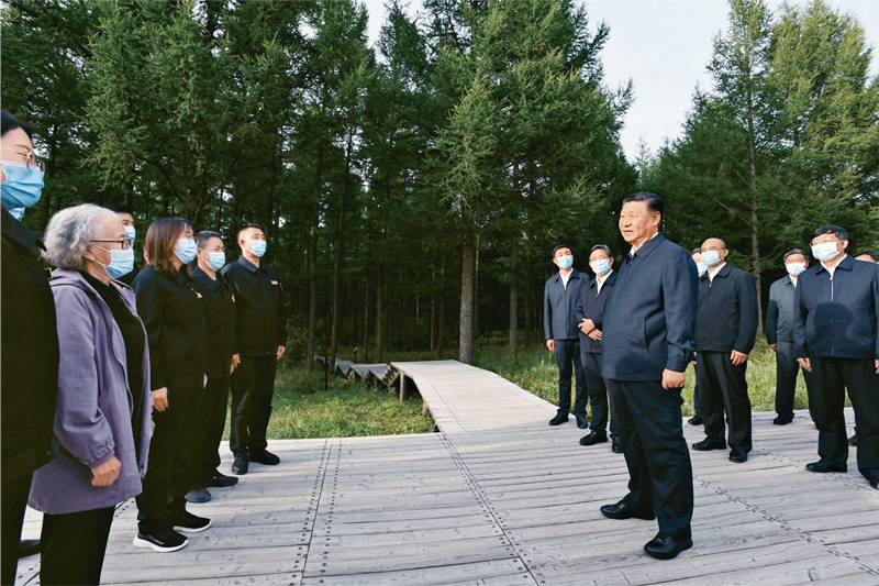 2021年8月23日至24日，中共中央總書記、國家主席、中央軍委主席習(xí)近平在河北省承德市考察。這是23日下午，習(xí)近平在塞罕壩機(jī)械林場尚海紀(jì)念林考察時(shí)，同林場職工代表親切交流。 新華社記者 李學(xué)仁/攝