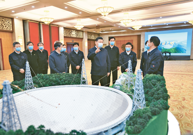 2021年2月3日至5日，中共中央總書記、國家主席、中央軍委主席習(xí)近平來到貴州考察調(diào)研，看望慰問各族干部群眾，向全國各族人民致以美好的新春祝福。這是5日上午，習(xí)近平親切會見“中國天眼”項(xiàng)目負(fù)責(zé)人和科研骨干，聽取“中國天眼”建設(shè)歷程、技術(shù)創(chuàng)新、國際合作等情況介紹。 新華社記者 謝環(huán)馳/攝