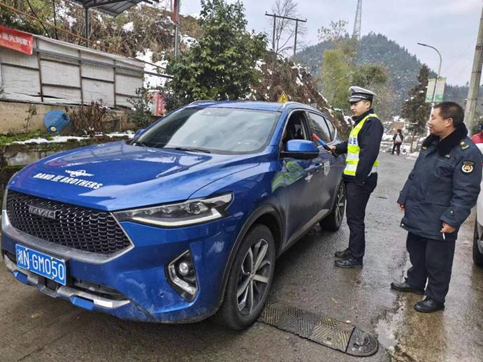 1月26日，梨溪口鄉綜合行政執法隊同片區派出所開展聯合執勤，對騎乘摩托車不佩戴安全頭盔，無牌無證、駕駛轎車不系安全帶等違法行為開展勸導和查處。 (4)